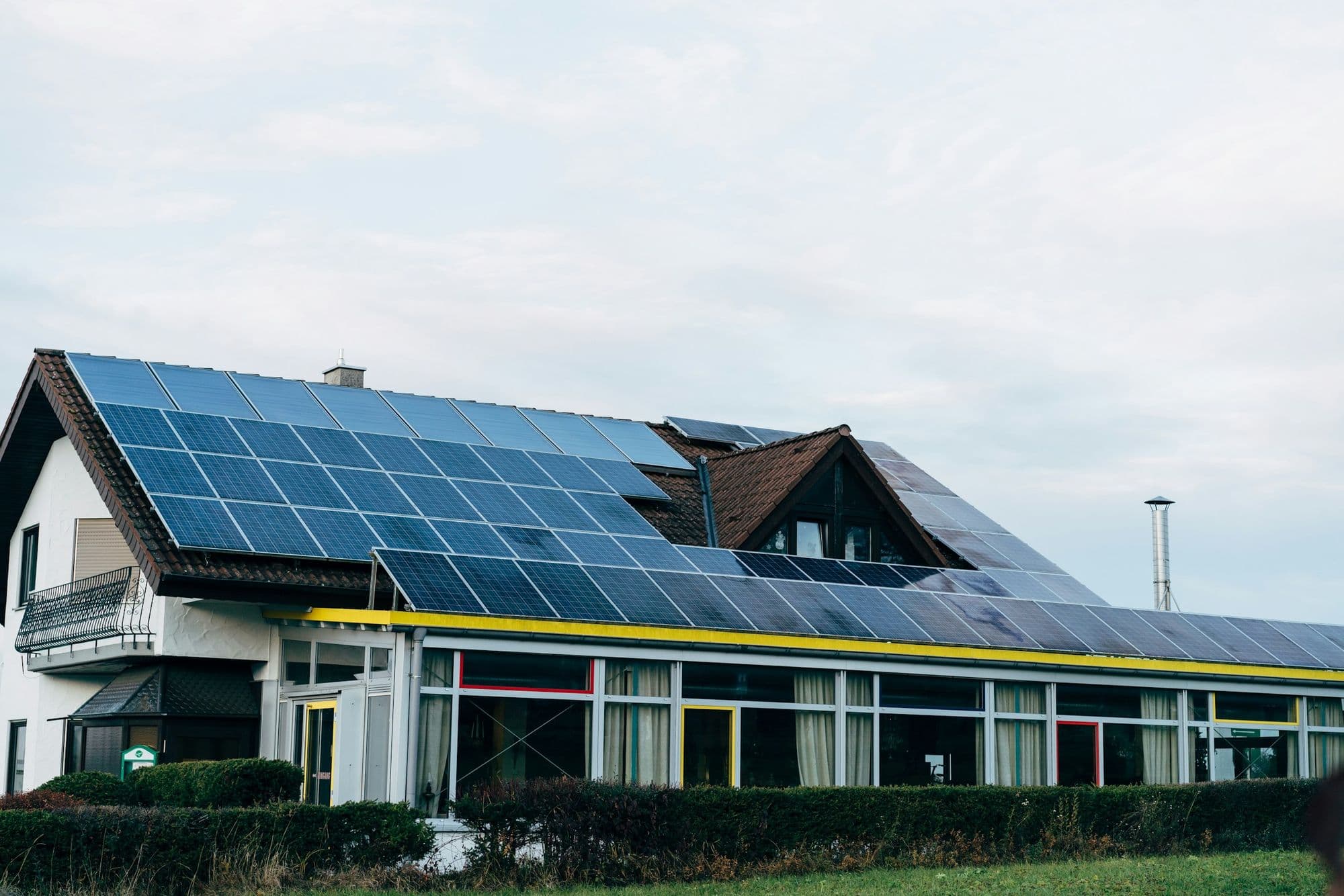 Woning met een grote zonne-installatie op het dak
