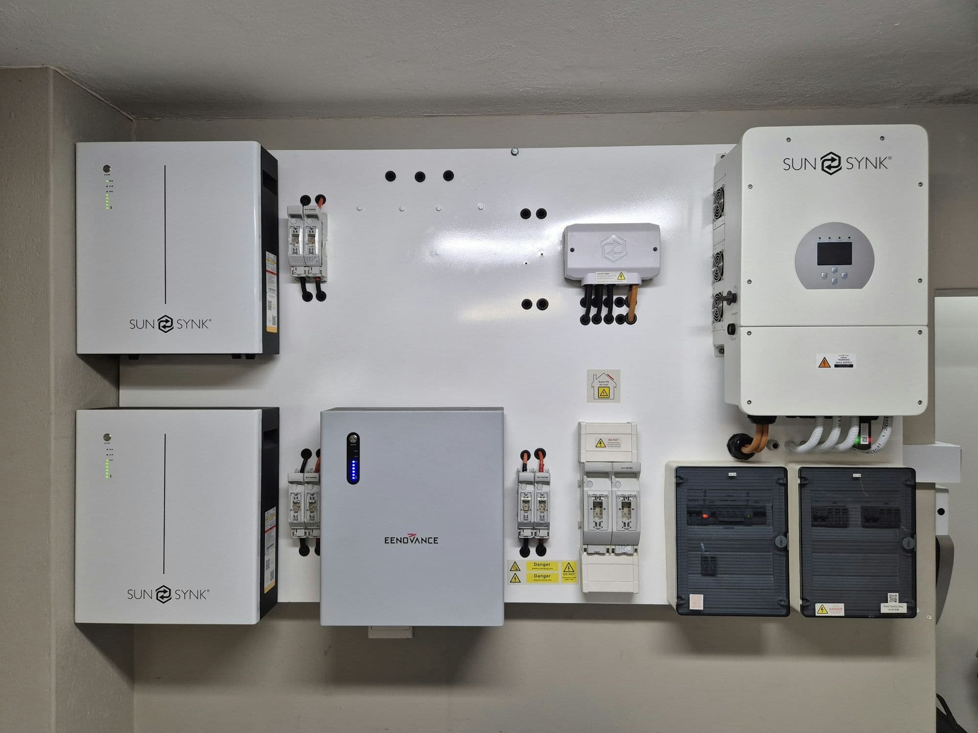 Onduleur, modules de batterie et appareillage au mur d'un local technique